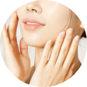 通过V脸注射施术口角囊袋得到改善的女模特图。